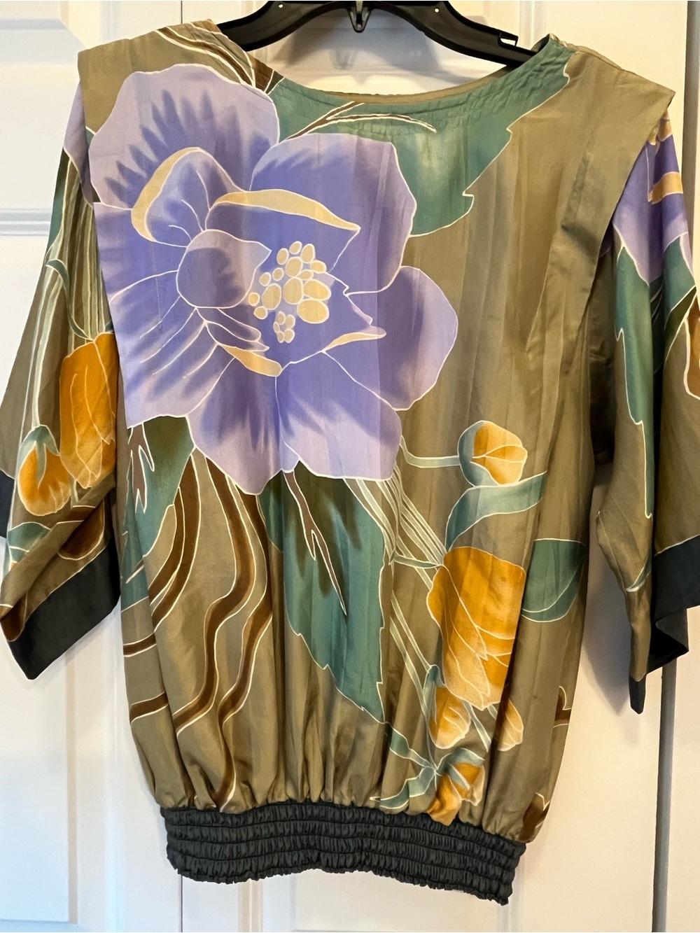 Women's 100% silk floral top. Vintage